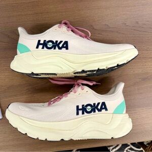 Hoka One Arahi 8 Women's Size 8.5B Cream with Green Accent Running Shoes